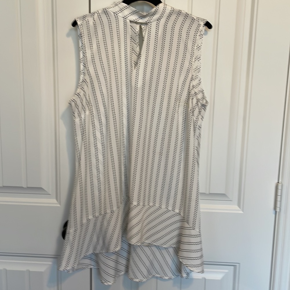 🛍️ 3 for $12 Chicos, sleeveless tunic w/ black specs, open V front, keyhole back